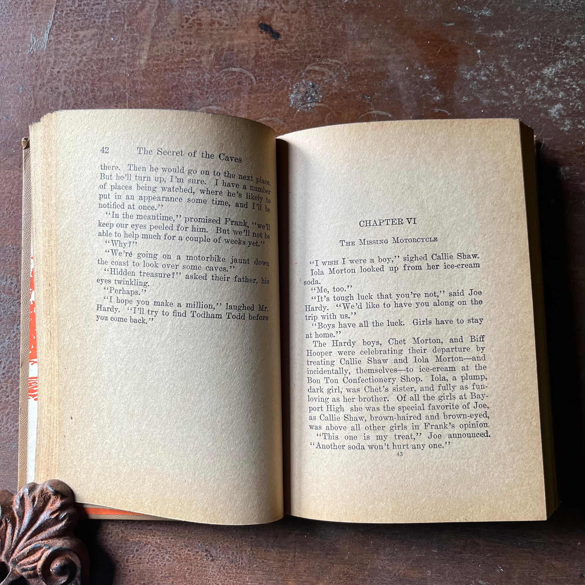 vintage children's chapter book, vintage adventure book for boys, homeschool library, The Hardy Boys Mystery Book - #7  The Hardy Boys and the Secret of the Caves written by Franklin W. Dixon - view of the content