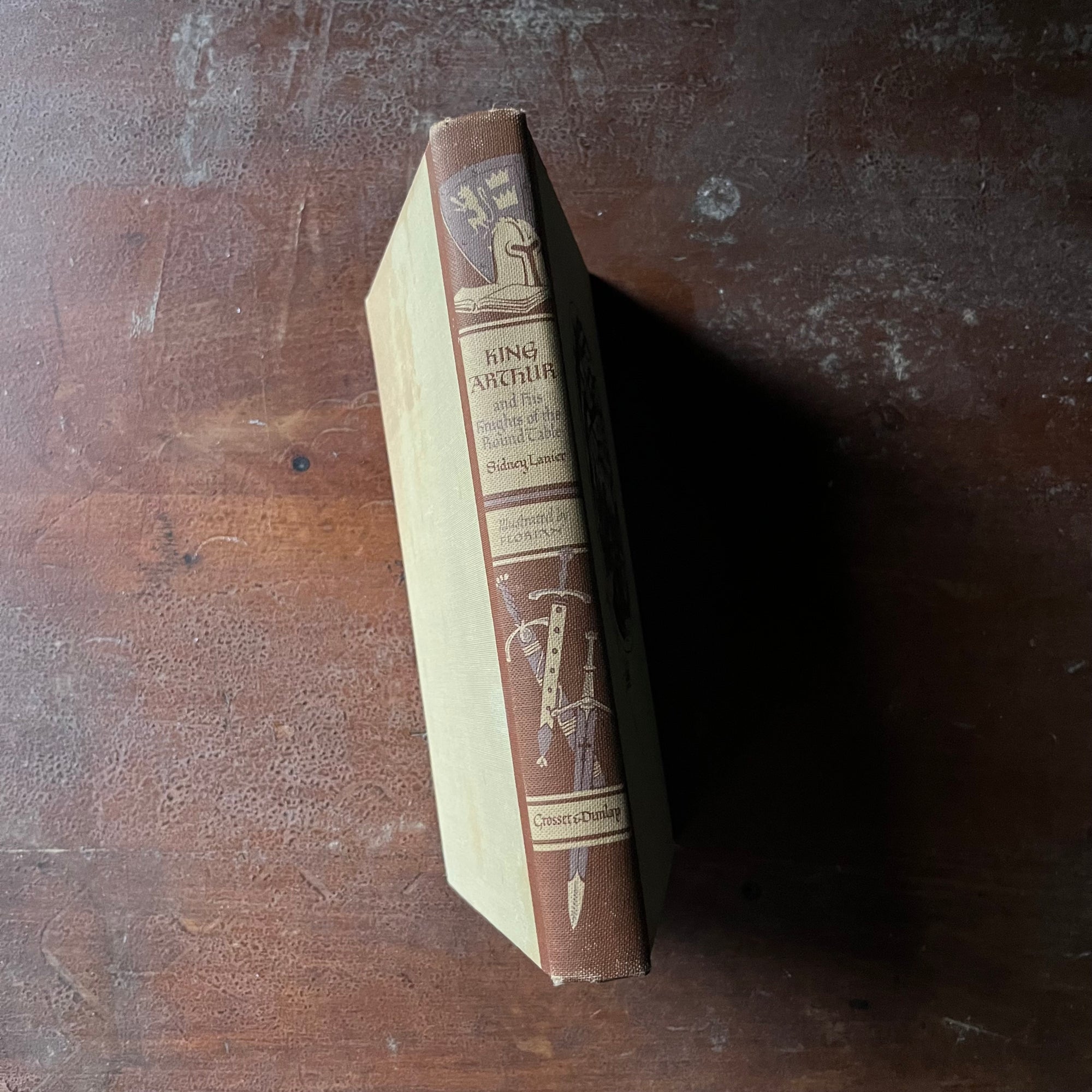 vintage children's chapter book, Illustrated Junior Library Edition, classic literature - King Arthur and His Knights by Sir Thomas Malory's Le Mort d'Arthur Edited by Sidney Lanier with illustrations by Florian - view of the spine