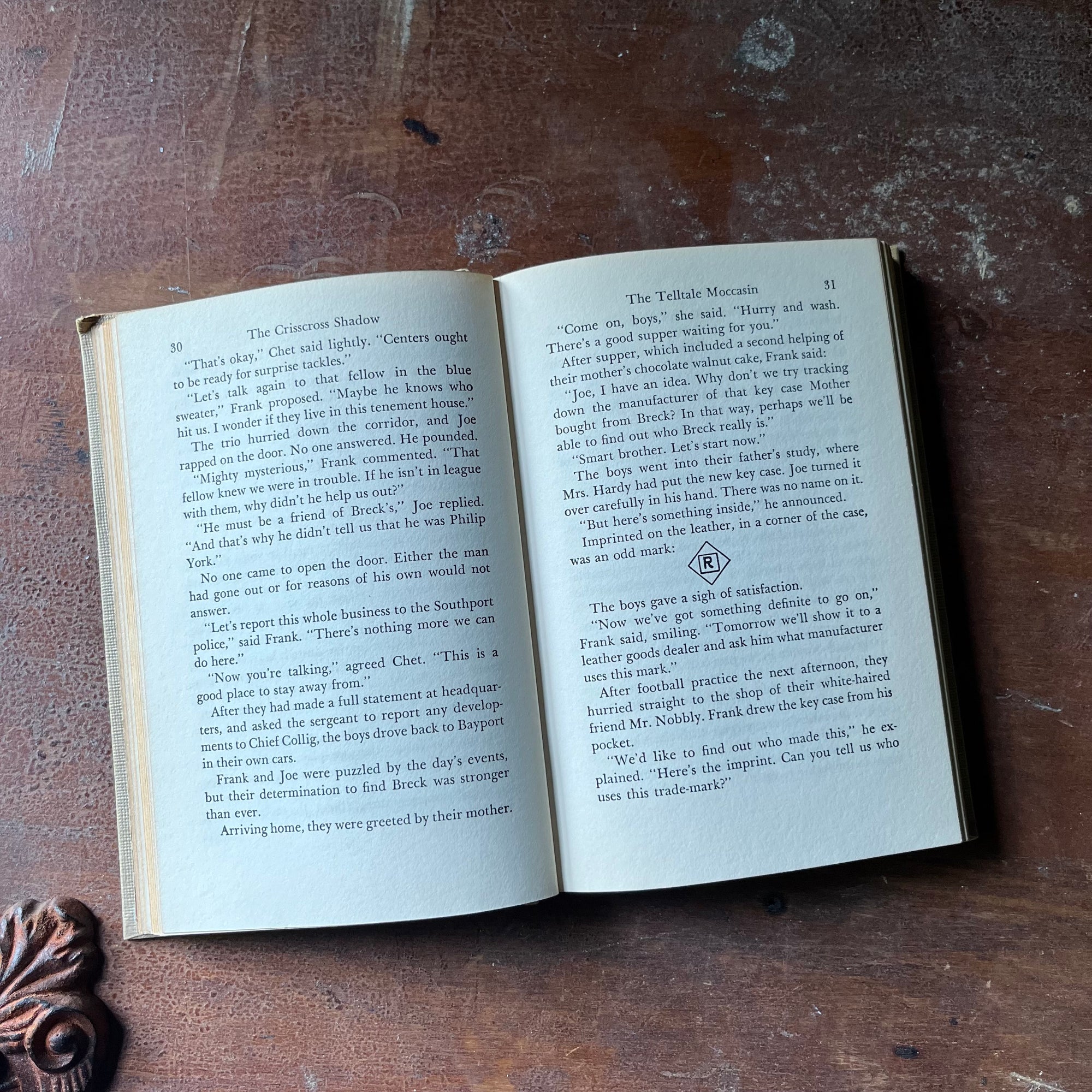 vintage children's chapter book, vintage adventure book for boys, Hardy Boys Mystery - The Crisscross Shadow #32 written by Franklin W. Dixon - view of the content