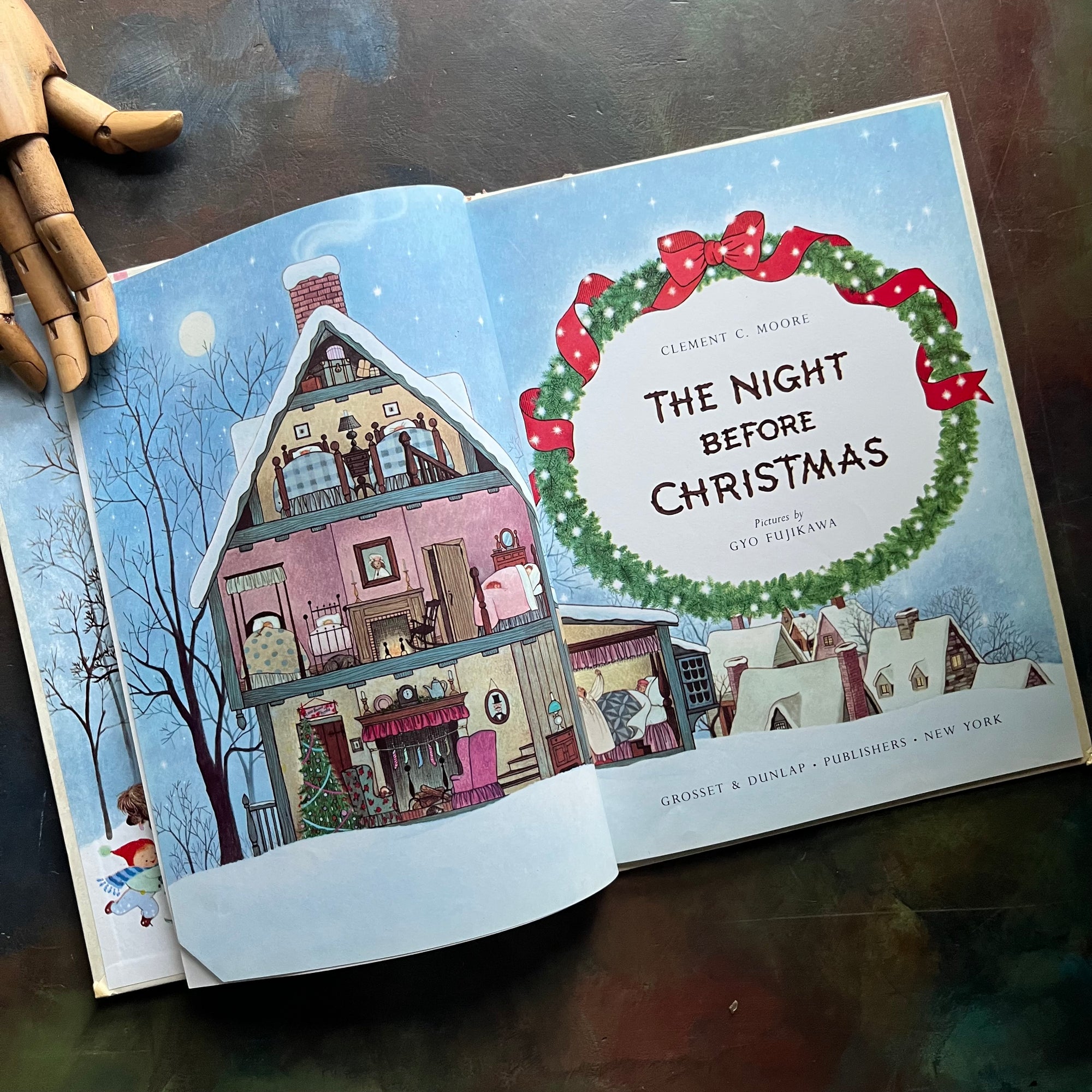 The Night Before Christmas written by Clement C. Moore with illustrations by Gyo Fujikawa illustrations-Grosset & Dunlap Publishers Edition-vintage children's Christmas picture book-view of the title page