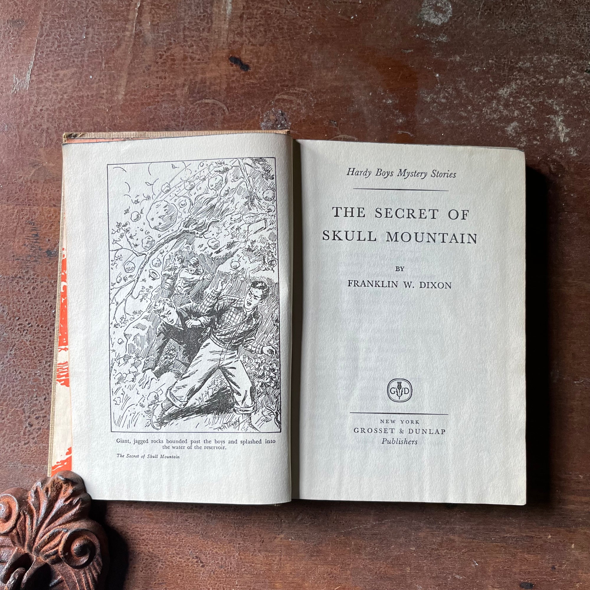 vintage children's chapter book, vintage adventure book for boys, Hardy Boys Mystery - The Secret of Skull Mountain #27 - view of the title page