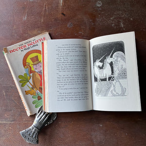 vintage children's chapter book, Junior Deluxe Editions Book - The Story of Doctor Dolittle written by Hugh Lofting with illustrations by Murray Tinkelman - view of the full-page illustrations
