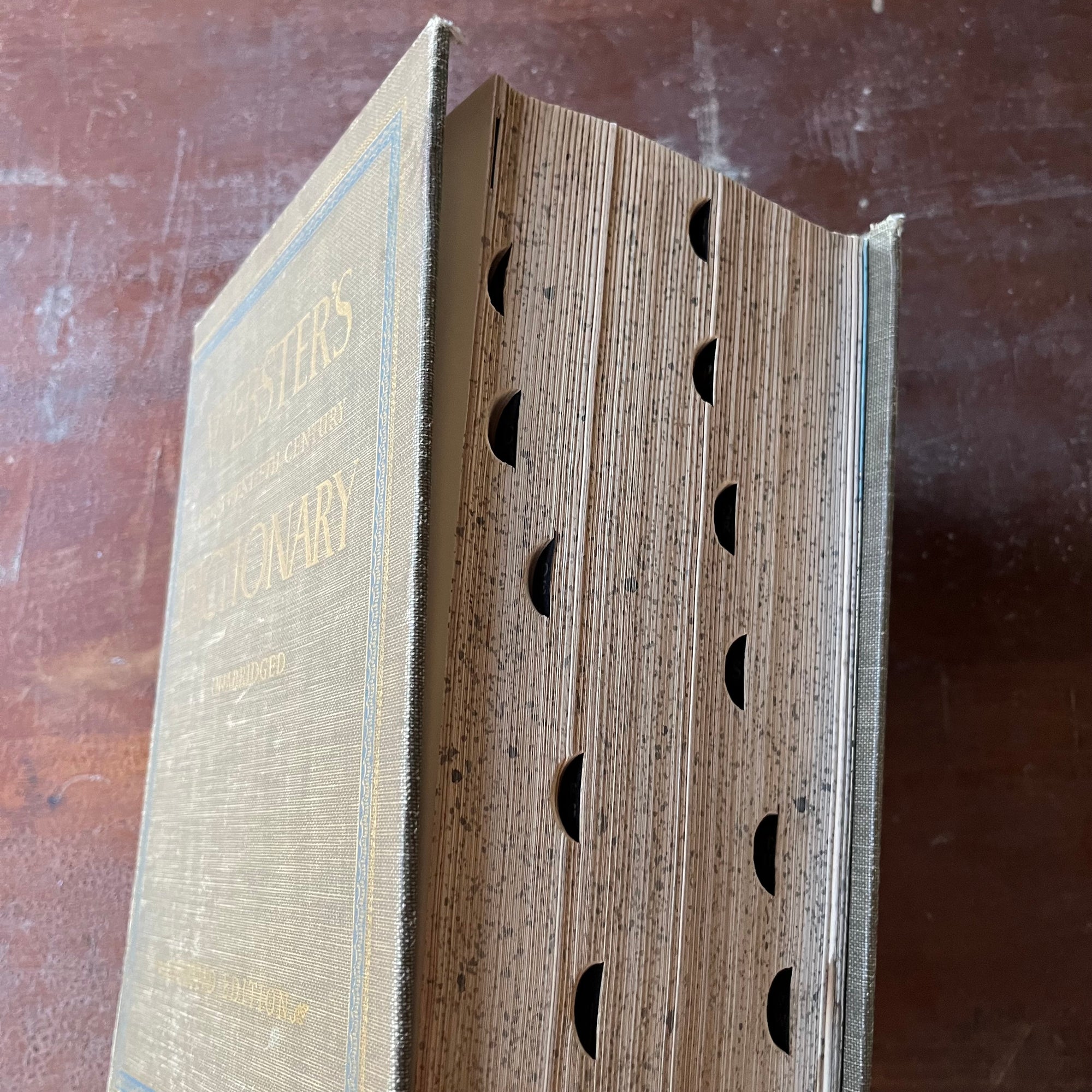 Webster's New Twentieth Century Unabridged Dictionary-1968 Edition-vintage dictionary-view of the indexed foredges