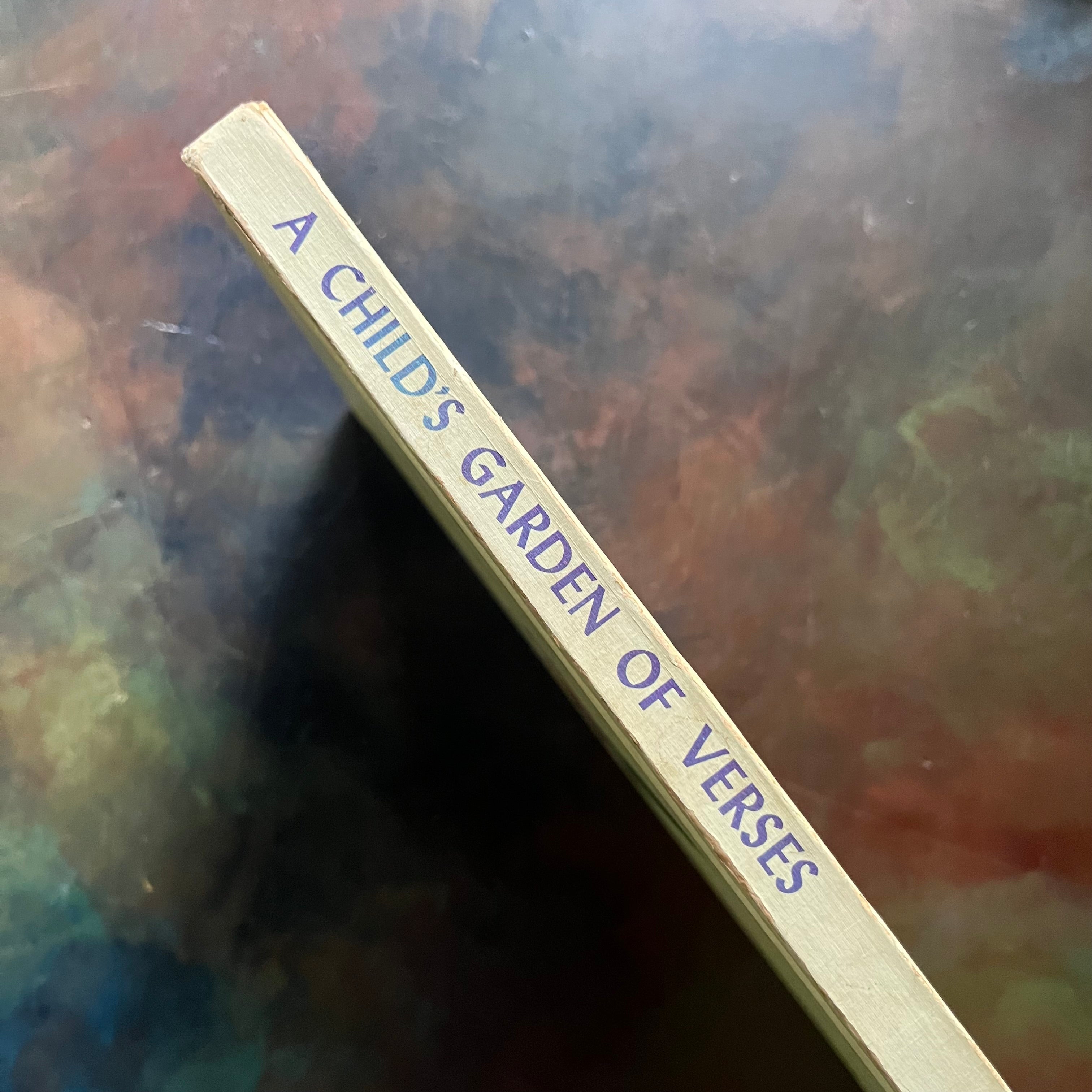 a-childs-garden-of-verses-robert-louis-stevenson-gyo-fujikawa-classic-poetry-for-children-vintage-childrens-books-view of the spine
