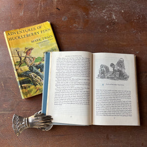 Log Cabin Vintage – vintage children’s book, children’s book, chapter books, Junior Deluxe Editions – Adventures of Huckleberry Finn by Mark Twain with illustrations by Richard M. Powers - view of the illustrations