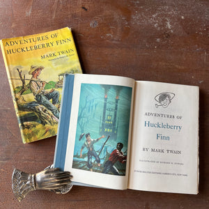Log Cabin Vintage – vintage children’s book, children’s book, chapter books, Junior Deluxe Editions – Adventures of Huckleberry Finn by Mark Twain with illustrations by Richard M. Powers - view of the title page