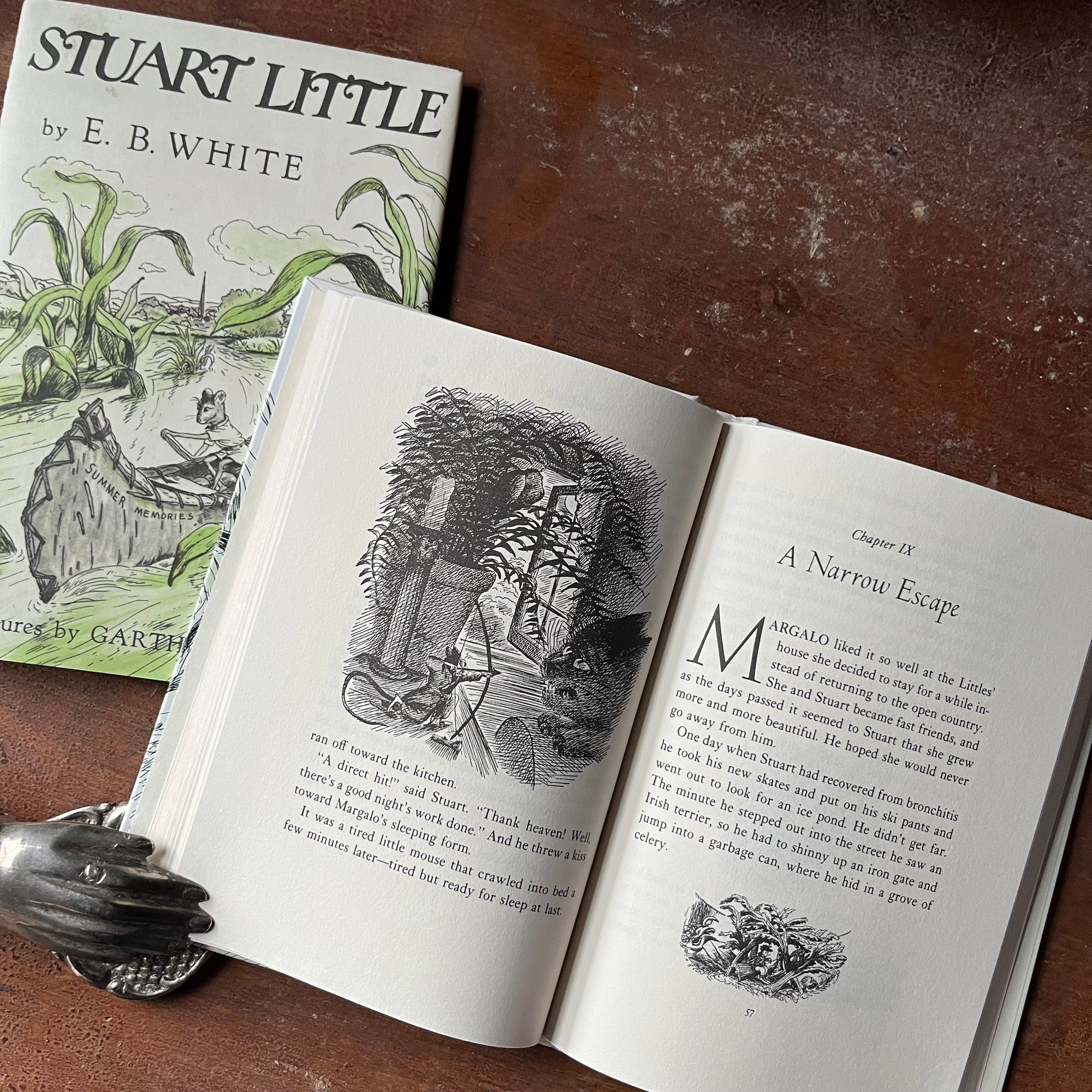 Log Cabin Vintage – vintage children’s book, children’s book, chapter book - Stuart Little written by E. B. White with illustrations by Garth Williams - view of the illustrations by Garth Williams