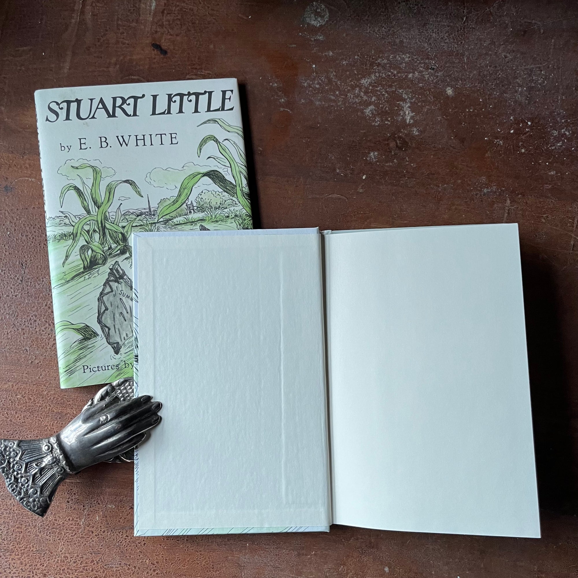 Log Cabin Vintage – vintage children’s book, children’s book, chapter book - Stuart Little written by E. B. White with illustrations by Garth Williams - view of the inside cover which is blank